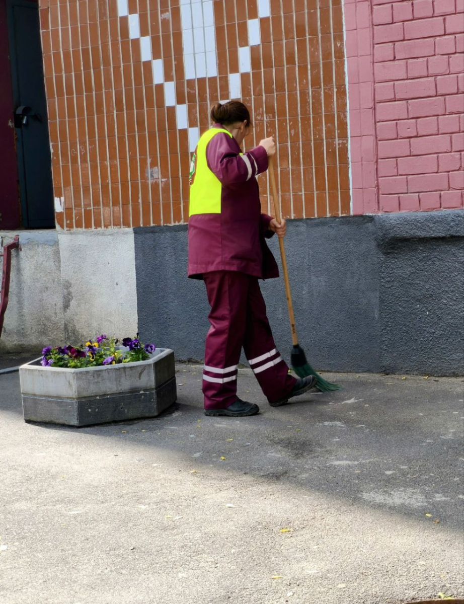 Перевірили стан прибудинкових територій в Немишлянському районі комунальники: Новини Харкова